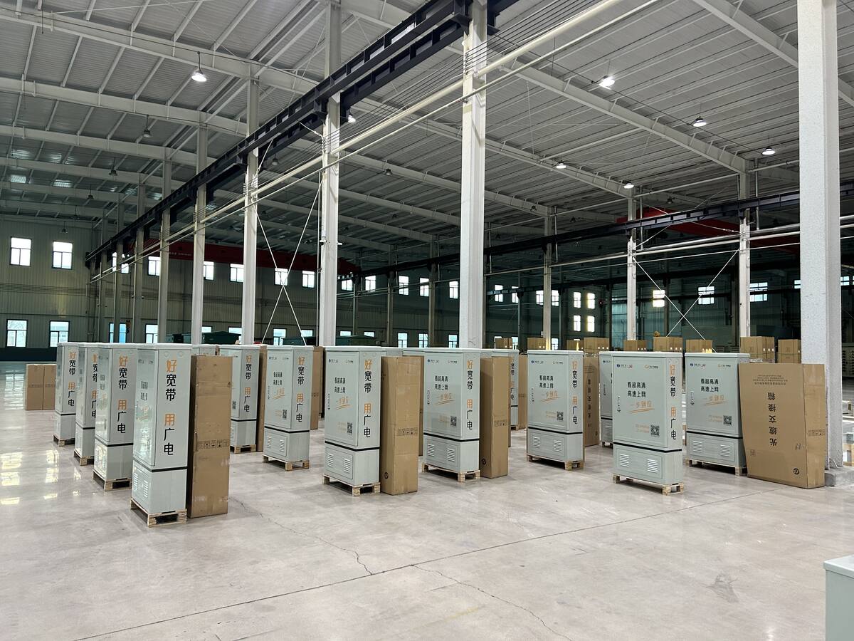 Outdoor broadband cabinets